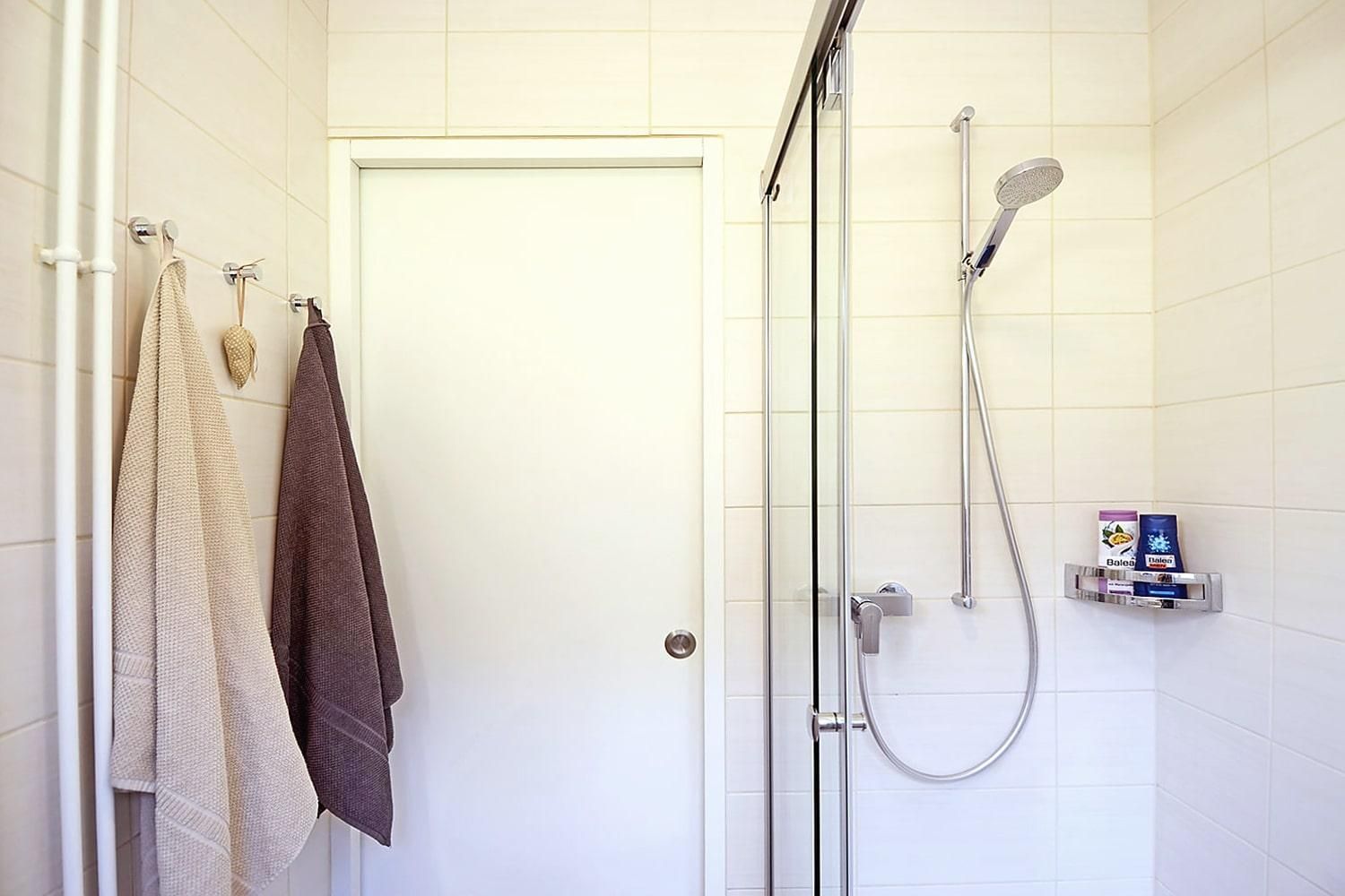 Bad: Dusche mit Schiebetüre - Ferienwohnung Studio 25 - Haus Green - Davos Platz