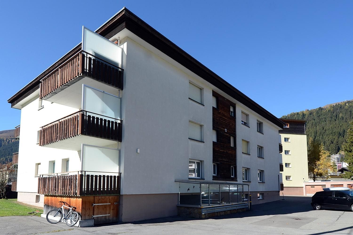 Hauseingang seitlich - Ferienwohnung Studio 25 - Haus Green - Davos Platz