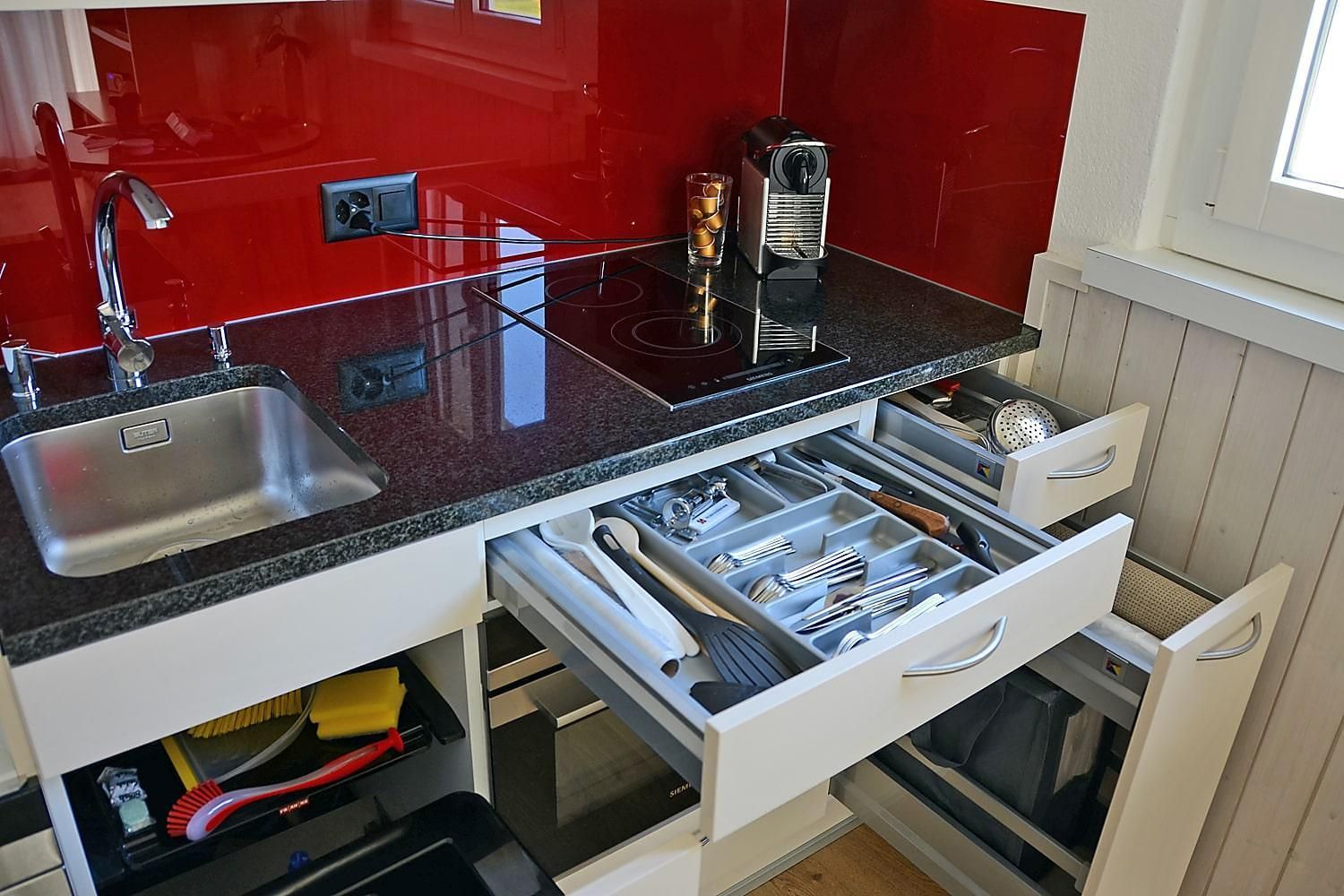 Küche: Besteck, Kehricht, Kochkellen - Ferienwohnung Studio 25 - Haus Green - Davos Platz