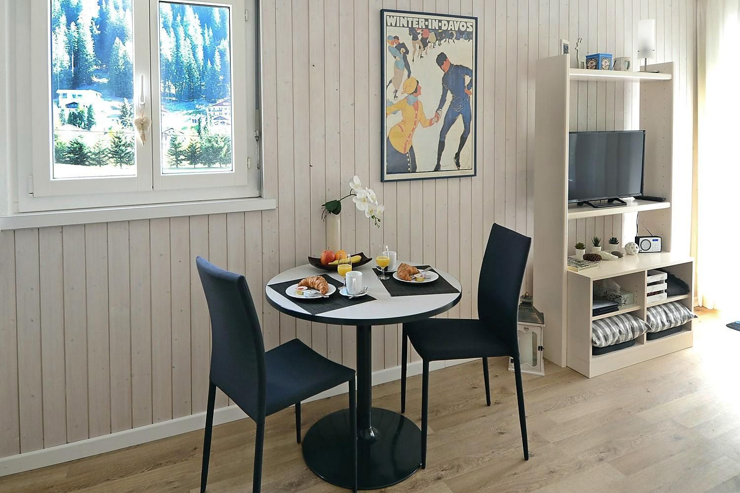 Essbereich mit Fenster - Ferienwohnung Studio 25 - Haus Green - Davos Platz