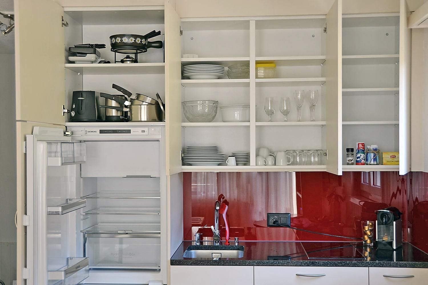 Küche: Geschirr, Töpfe, Pfannen, Fondue, Reclette, Toaster, Wasserkocher - Ferienwohnung Studio 25 - Haus Green - Davos Platz