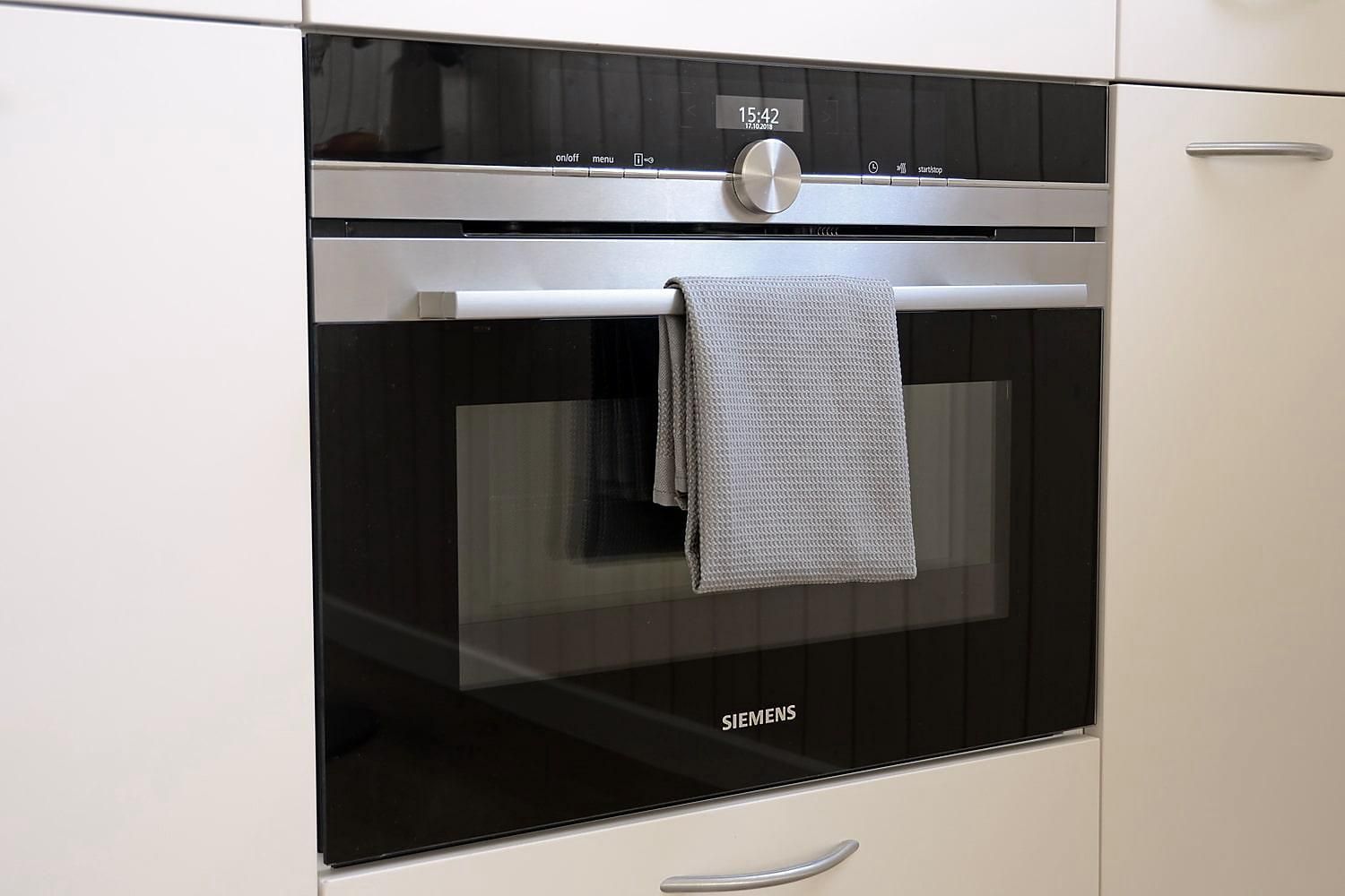 Küche: Backofen und Mikrowelle - Ferienwohnung Studio 25 - Haus Green - Davos Platz